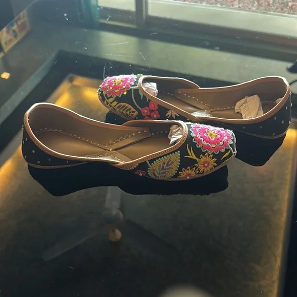 NWT Gorgeous Hand made Pure Leather Mojaris with beautiful embroidery! Size 38 - Picture 3 of 14